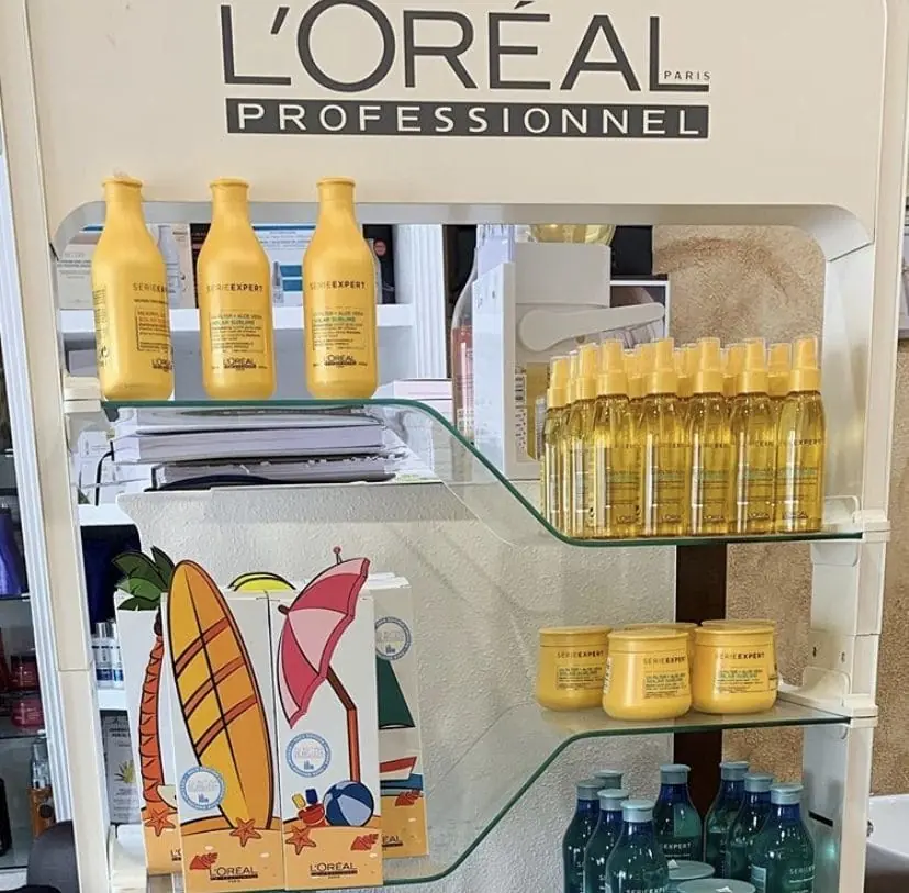 Expositor de productos L'Oréal Professionnel en el mostrador de la peluquería En Mar