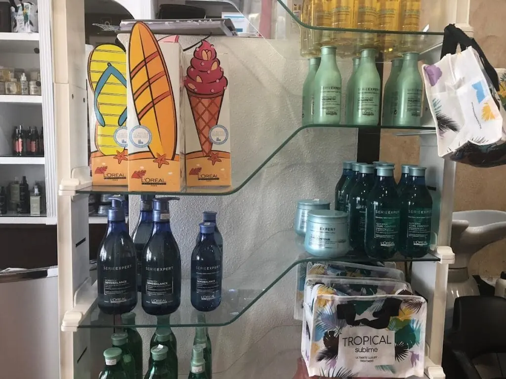 Detalle de champús y productos de peluquería a la venta en En Mar, Cabo de Palos
