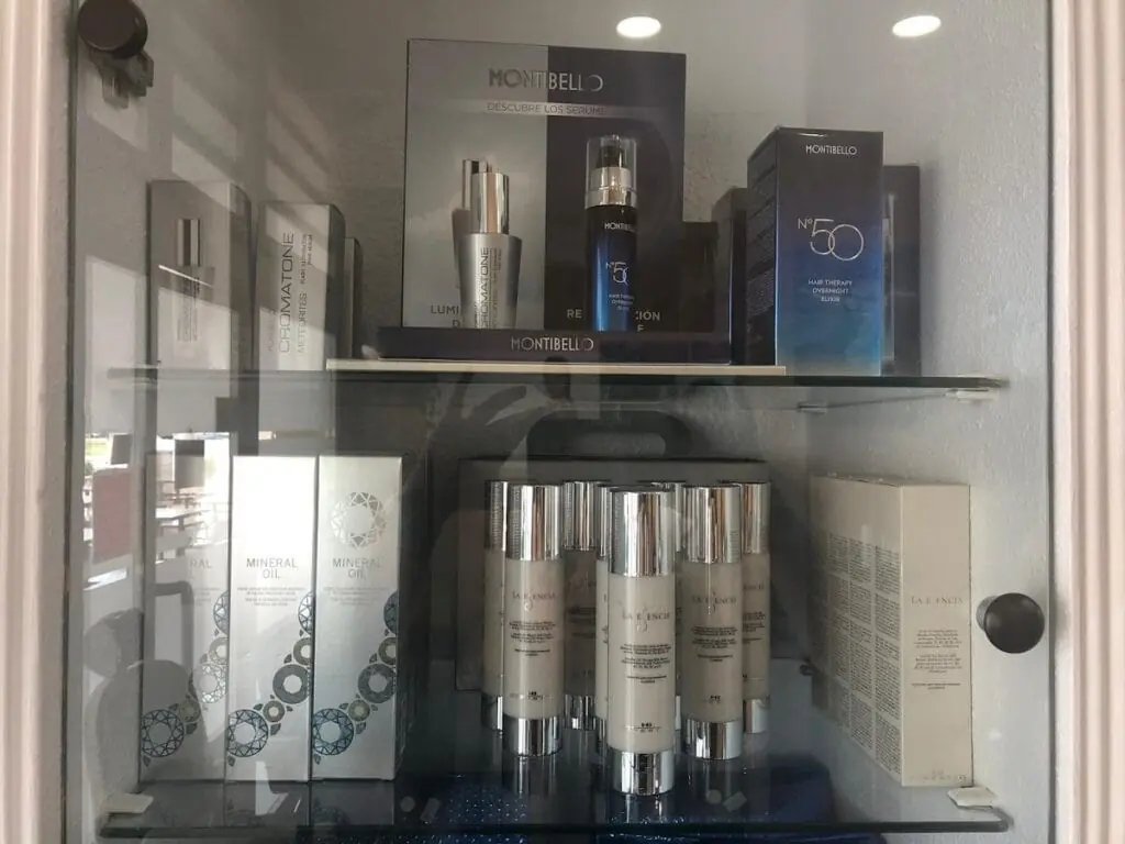 Vitrina de productos de cosmética Montibello en el espacio de estética de En Mar