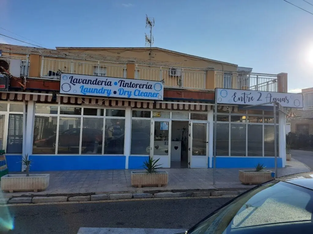 Fachada de Entre 2 Aguas, lavandería y tintorería, en Cabo de Palos