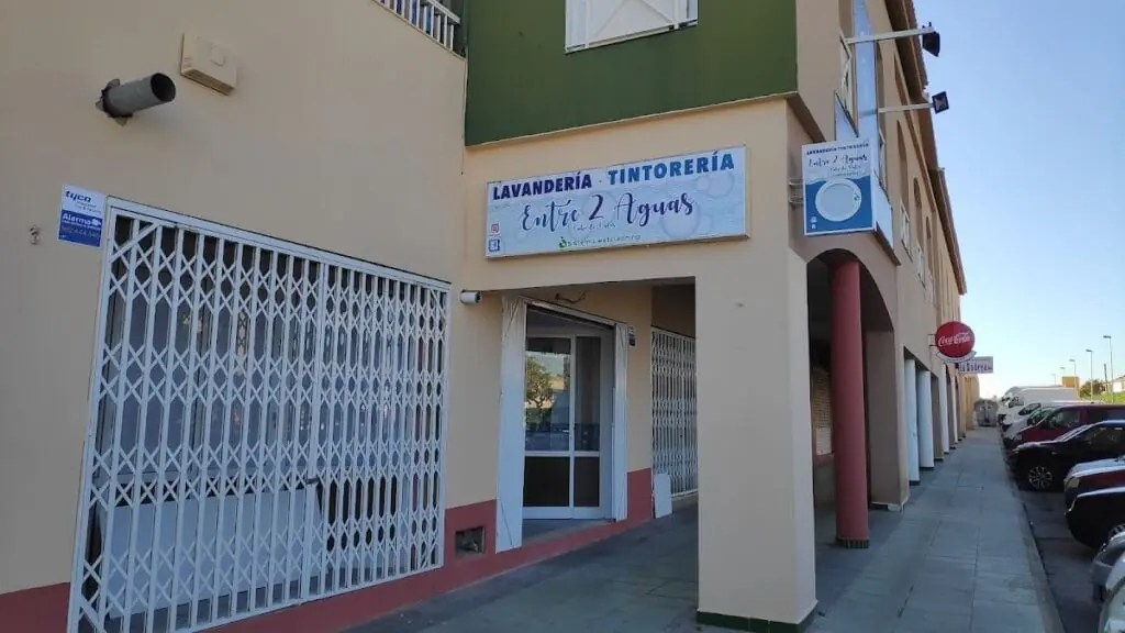 Entrada con persiana metálica de Entre 2 Aguas, Calle Balanos, Cabo de Palos