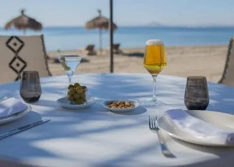 Mesa junto a la playa en Escuela de Pieter, La Manga