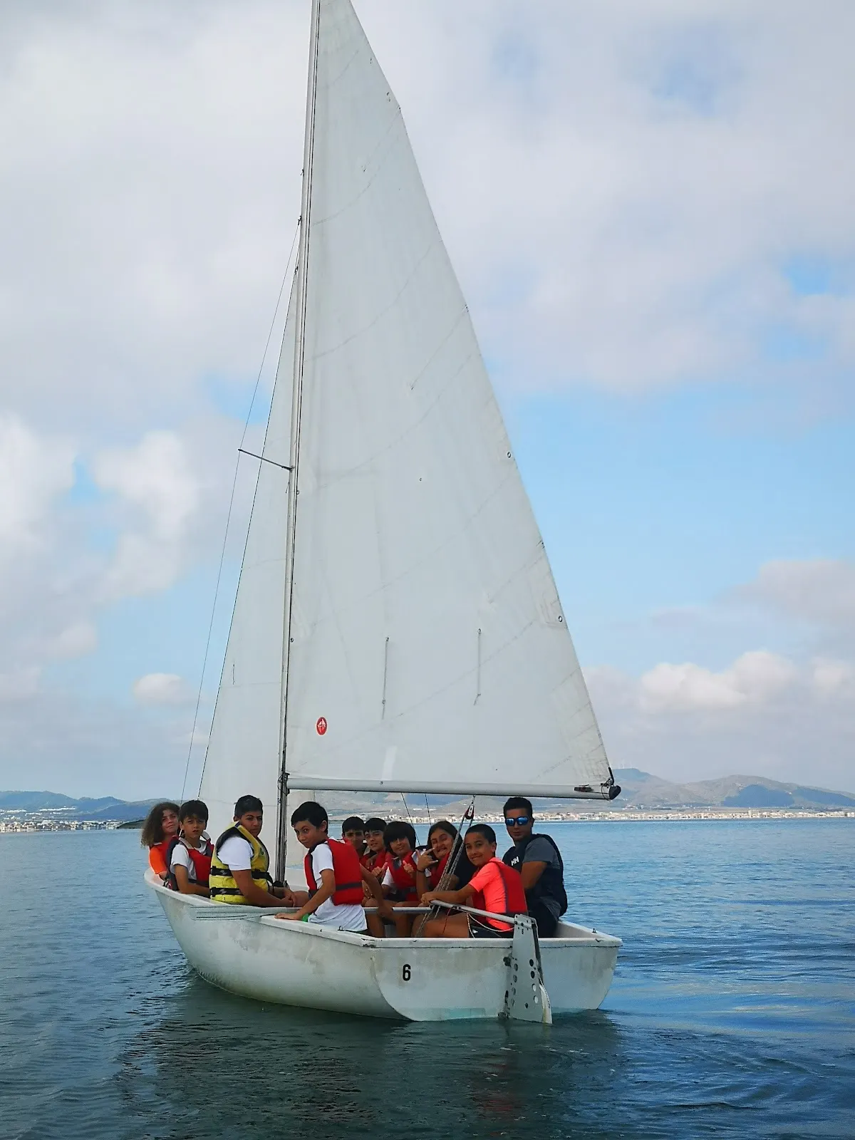 Clase de vela para niños en la Escuela de Vela Sandrina, La Manga