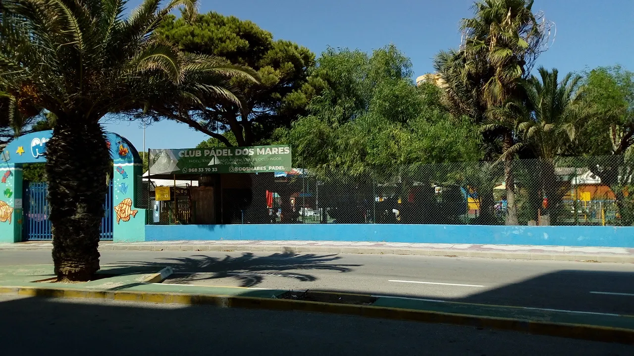 Entrada del Club Pádel Dos Mares, sede de la Escuela de Verano Dos Mares Ocio Sport en La Manga