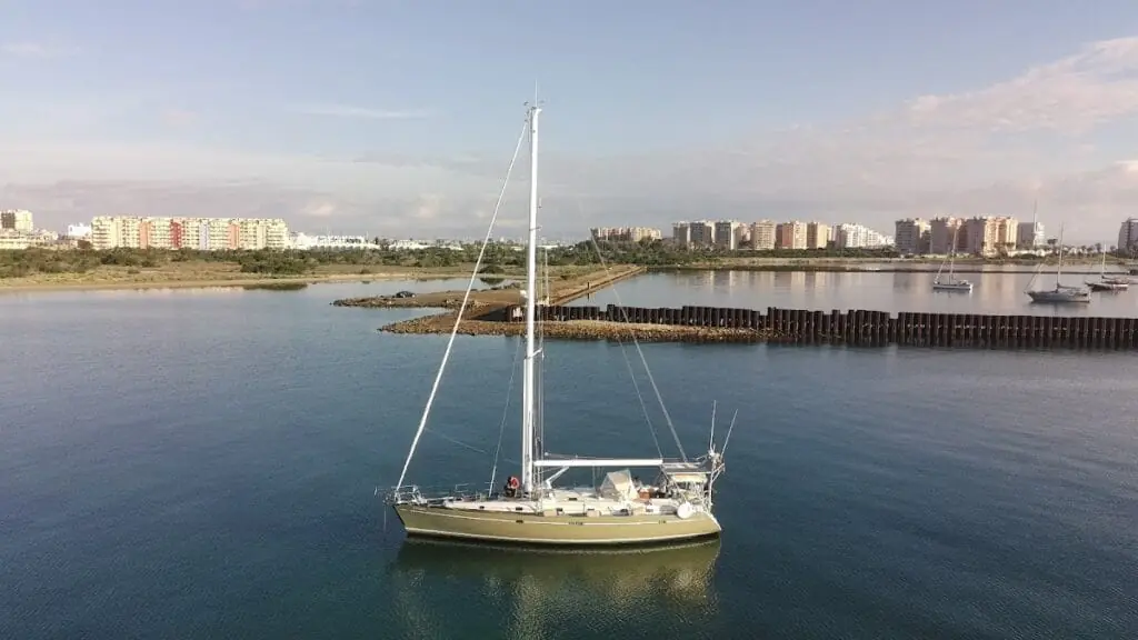 Velero de Wayu Charter navegando frente al Puerto Tomás Maestre