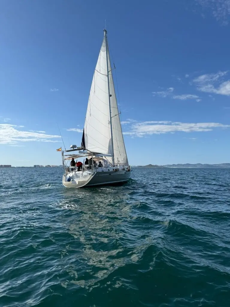 Tripulación de Wayu Charter durante una travesía