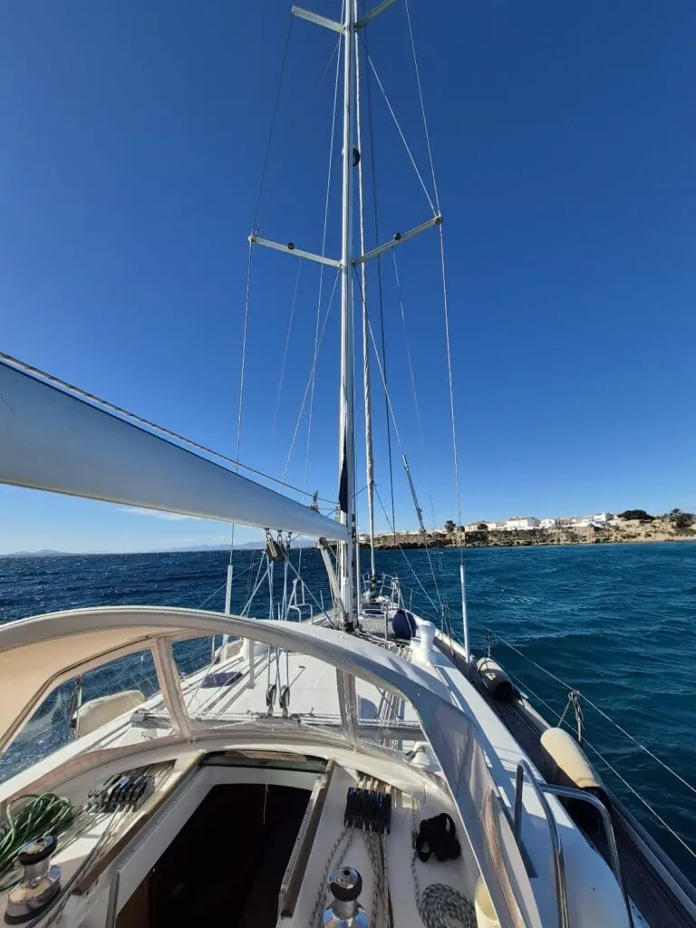 Cubierta del velero de Wayu Charter