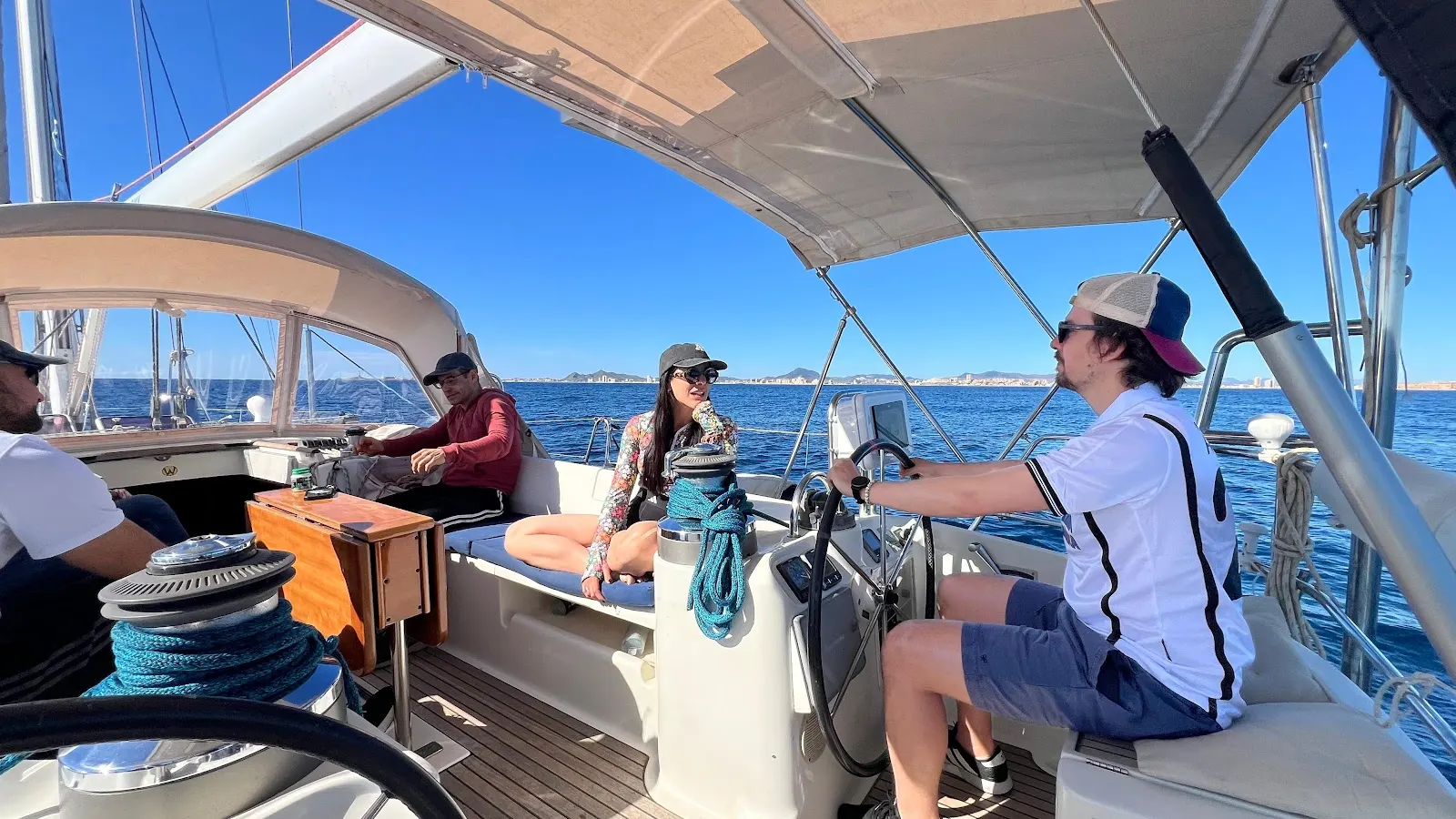 Wayu Charter zarpando desde el Puerto Deportivo Tomás Maestre