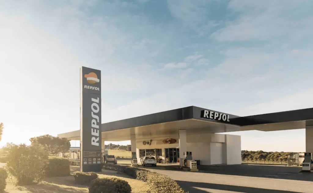Estación de Servicio Repsol vista desde el acceso, con marquesina y tienda