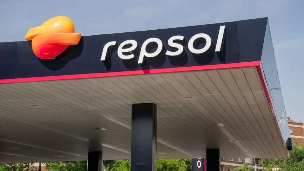 Rótulo Repsol en la marquesina de la Estación de Servicio, Cabo de Palos