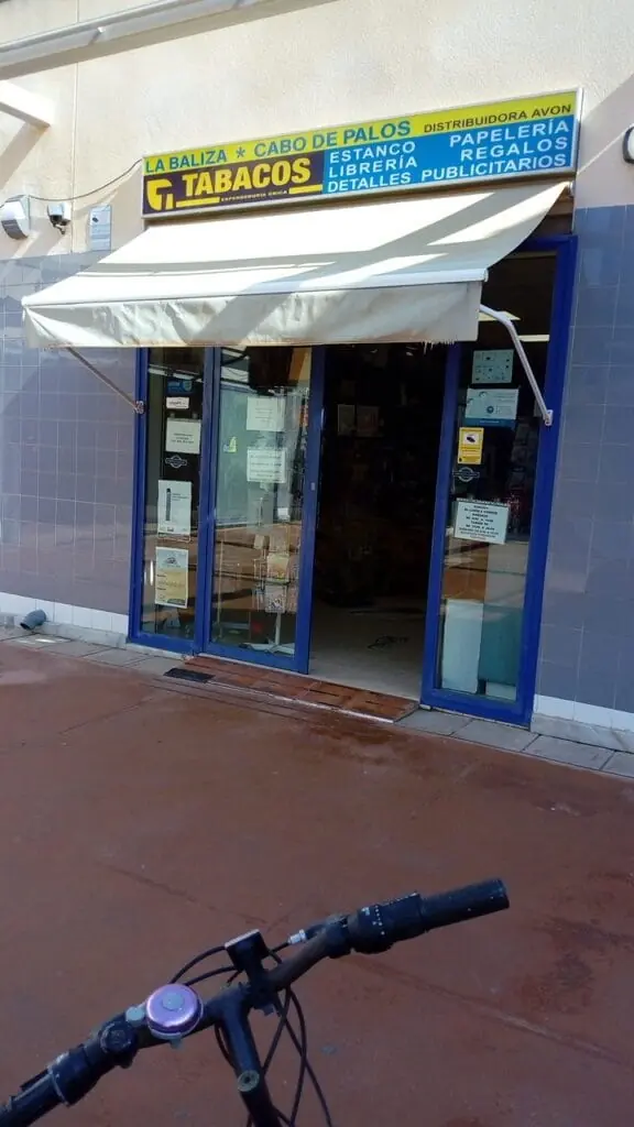 Mostrador del Estanco Cabo de Palos con tabaco y prensa