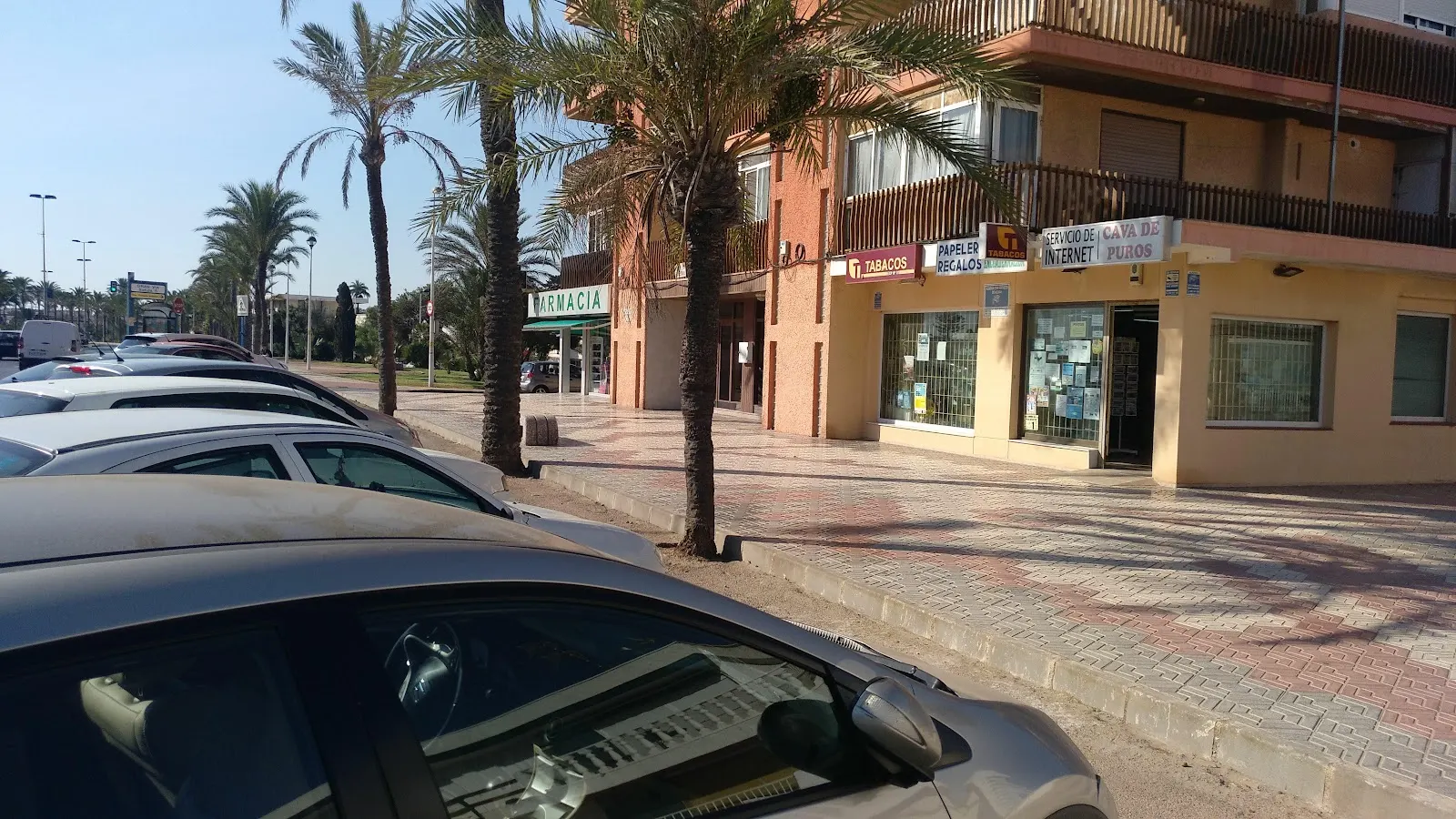 Fachada de Estanco La Manga 1 Entremares con sus rótulos de tabacos, papelería y cava de puros
