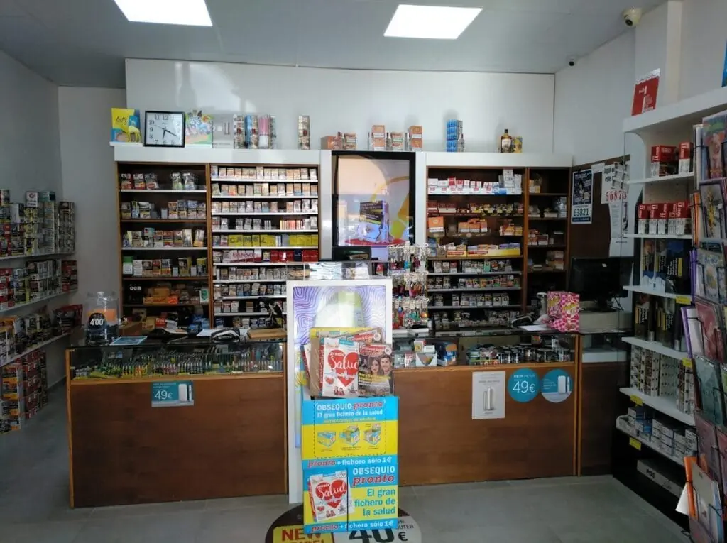 Mostrador de Estanco La Manga 3 con tabaco y prensa