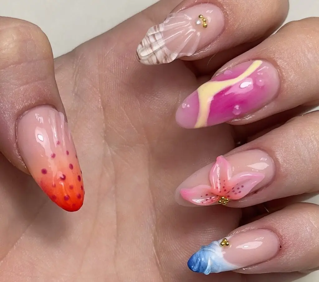 Uñas decoradas con diseño de degradado naranja y flor en relieve, trabajo de Estética Angy de Béjar