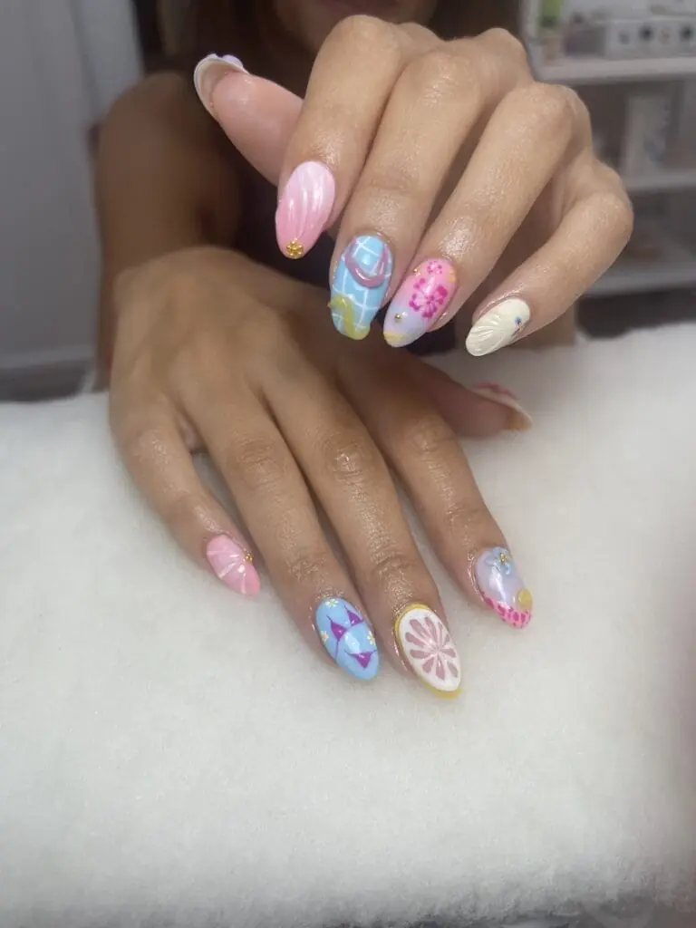 Manicura con diseños florales y estampados en distintos colores, Estética Angy de Béjar