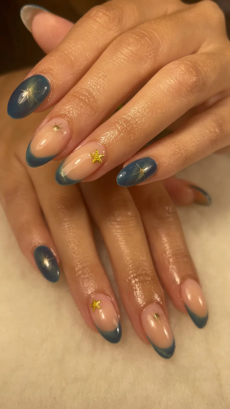 Manicura en azul con efecto galaxia y detalles dorados de estrella, Estética Angy de Béjar
