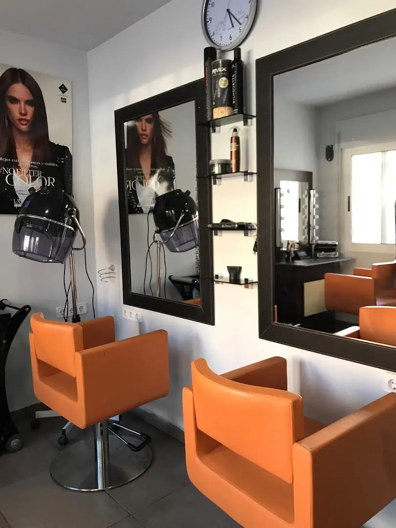 Hairdressing chair and mirror at Body Diamond, Los Belones