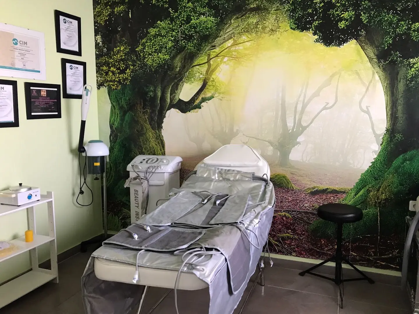 Sala de presoterapia con mural de bosque en Body Diamond