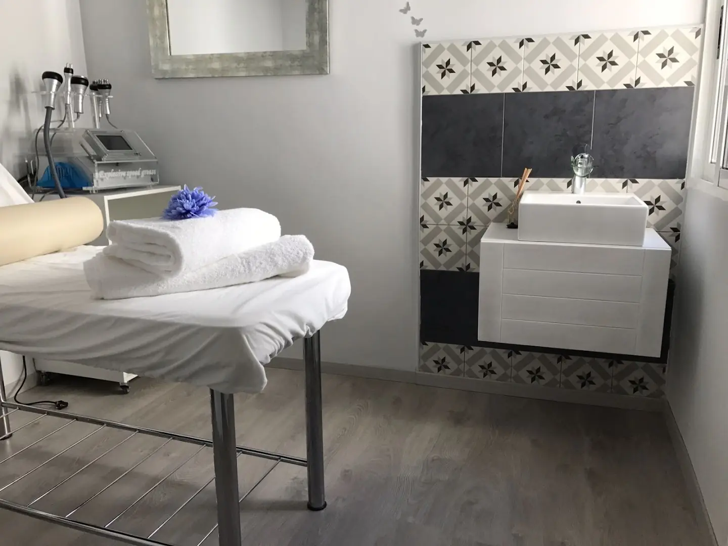 Treatment room with a couch and washbasin at Body Diamond