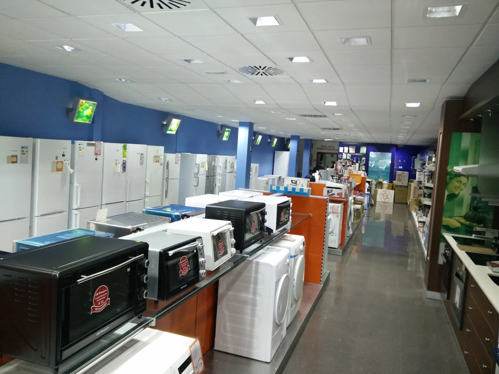 Electrodomésticos pequeños expuestos en Expert Alttamar, Cabo de Palos