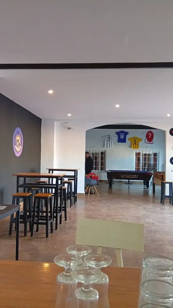 Zona con futbolines y camisetas de fútbol colgadas en la pared de F-14