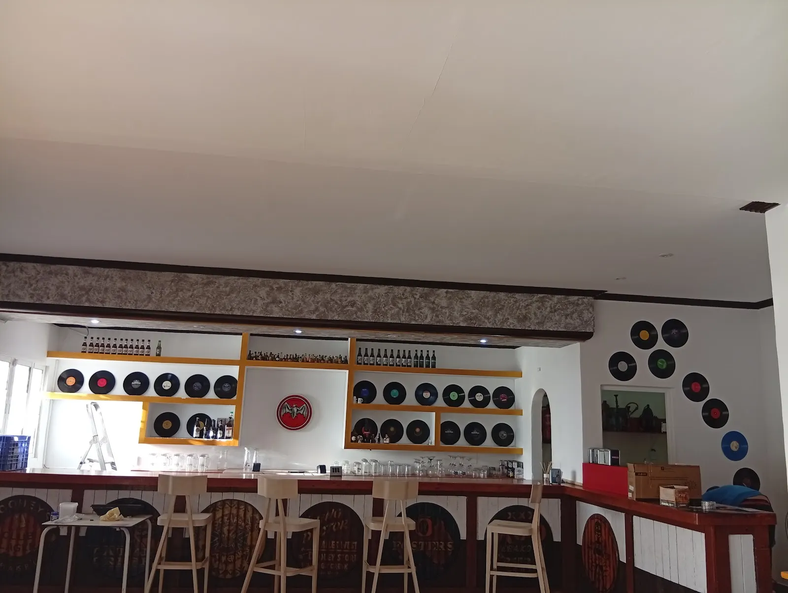Barra de F-14 decorada con discos de vinilo y estanterías de licores