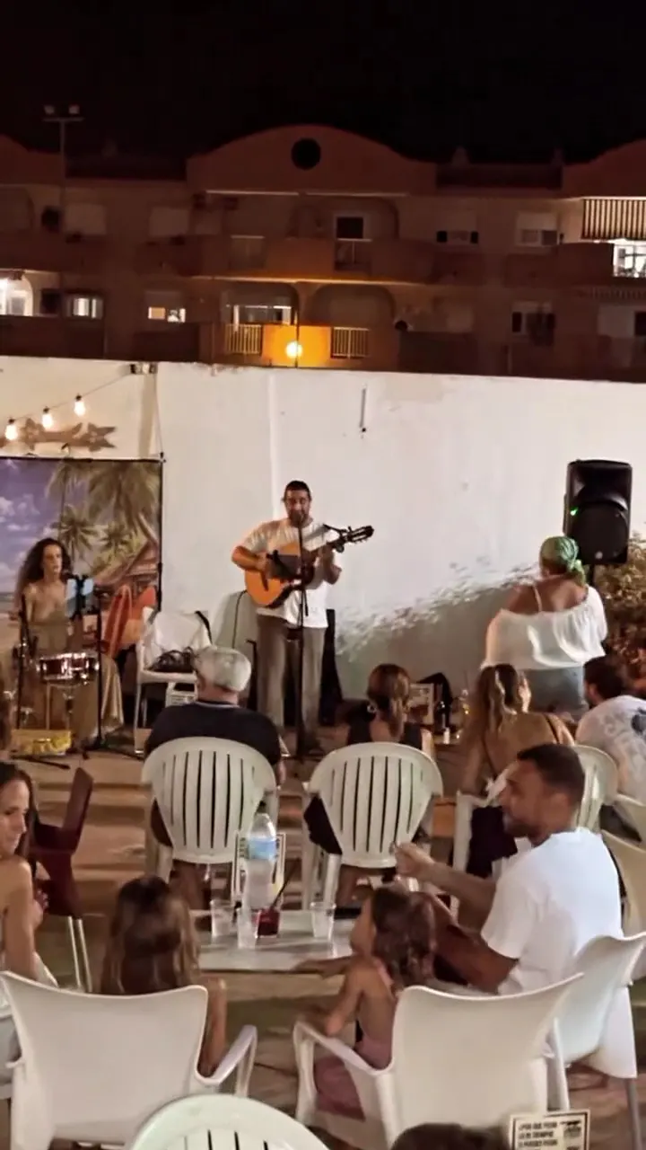 Actuación musical en directo en la terraza de F-14 con público sentado