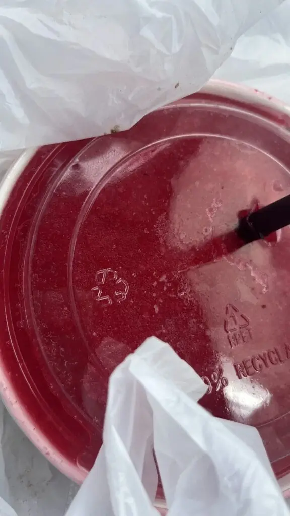 Detalle de una tarrina vacía de helado de fresa reciclable en Fábrica de Helado Artesano Verdú
