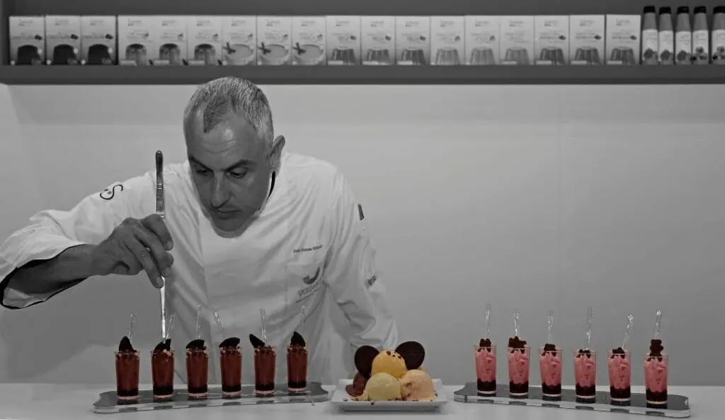 Elaboración profesional de copas de postre con helado, salsas y decoración de chocolate