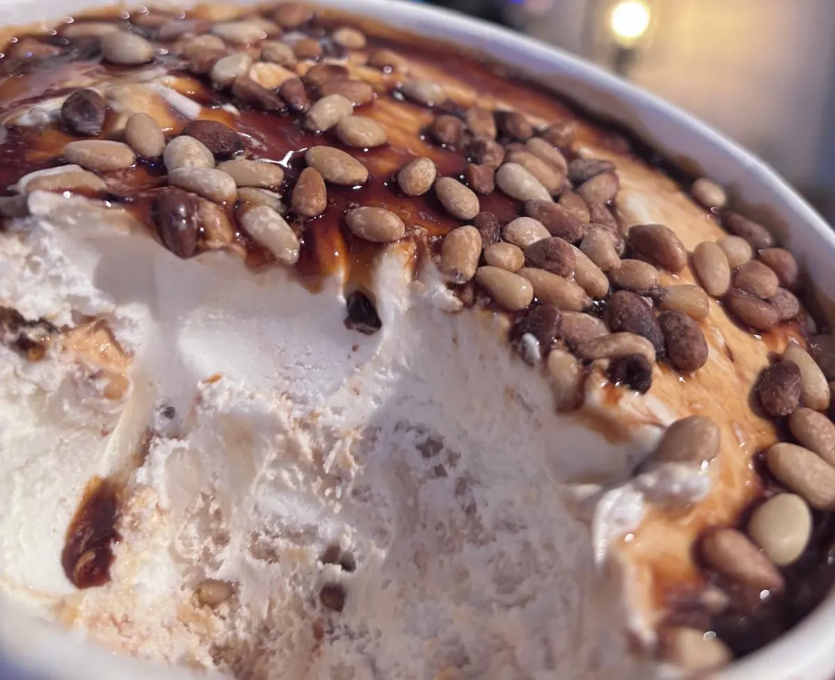 Detalle de una tarrina de helado con piñones caramelizados en Fábrica de Helado Artesano Verdú