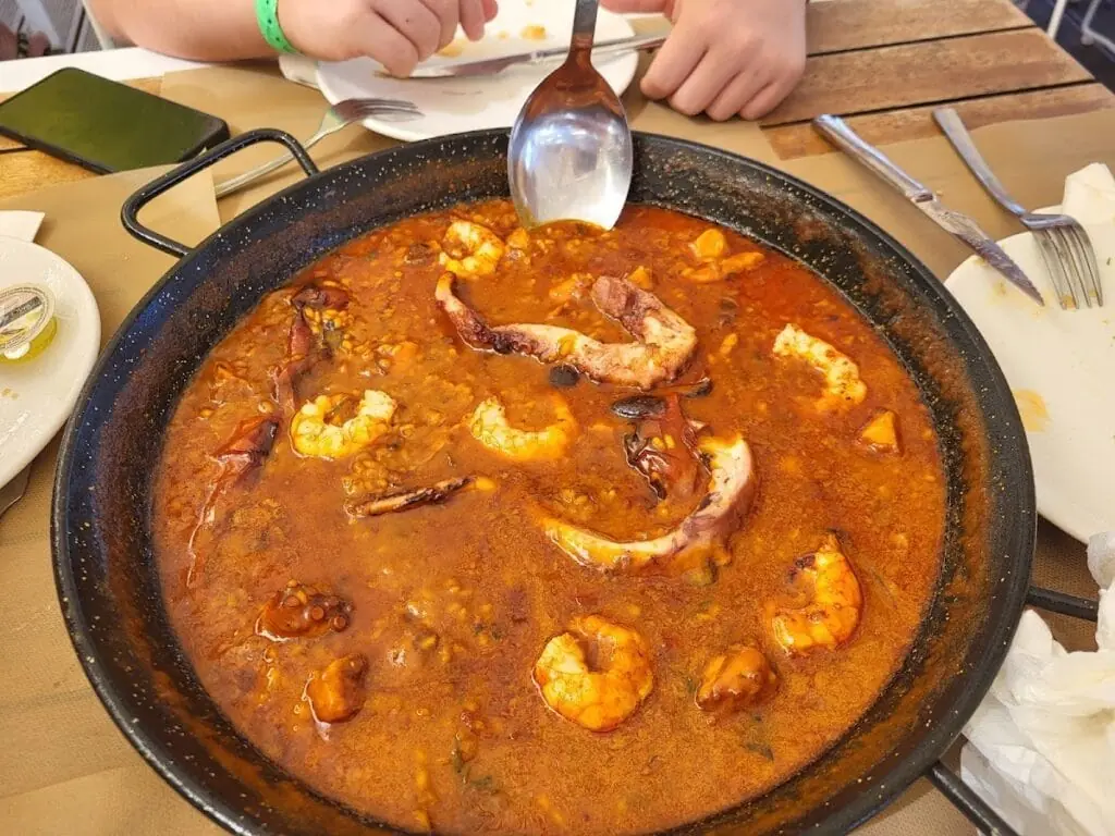 Plato de arroz en Fanático Beach