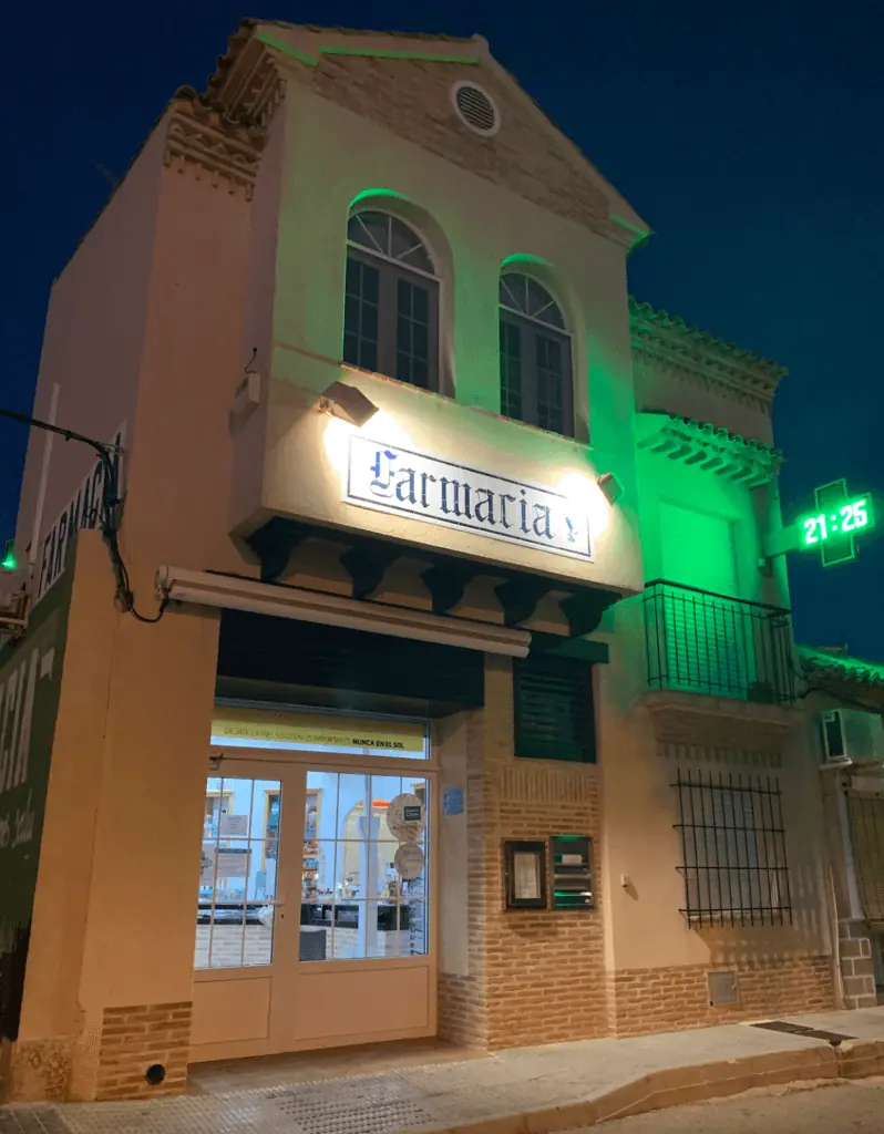 Estanterías de parafarmacia en Farmacia Cabo De Palos