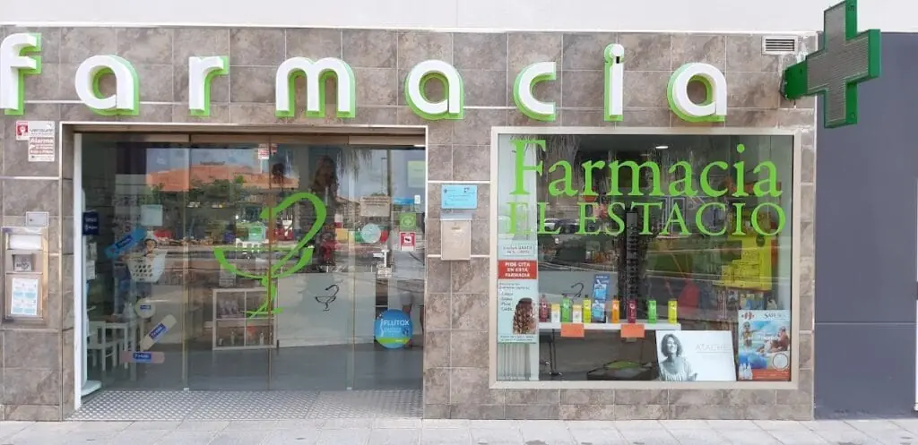 Mostrador de Farmacia El Estacio Carlos Ayuso en La Manga