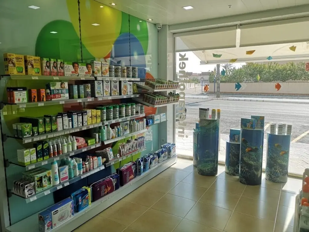 Escaparate de Farmacia La Manga Centro con productos de parafarmacia, Gran Via de la Manga km 8