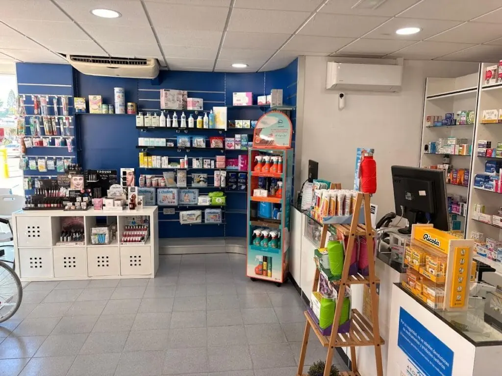 Interior de Farmacia Las Sirenas con expositor de parafarmacia