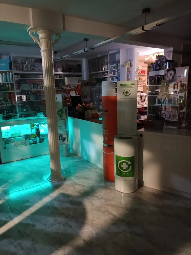 Interior de la Farmacia Nuevo Puerto Bello, con estanterías de parafarmacia