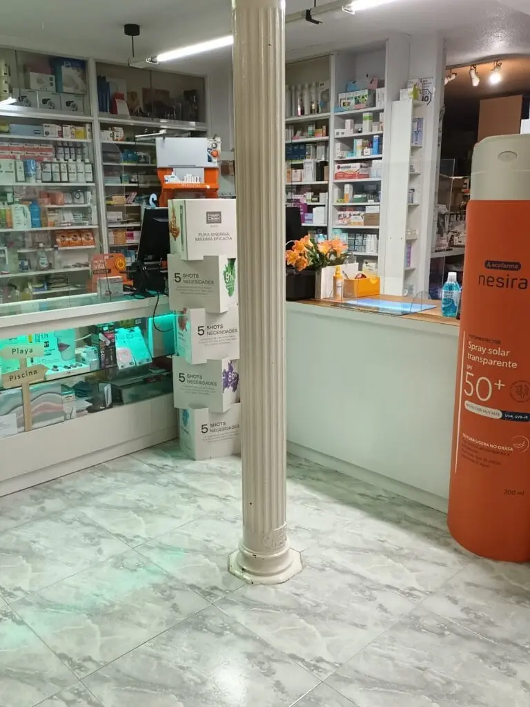 Zona de mostrador y estanterías de la Farmacia Nuevo Puerto Bello