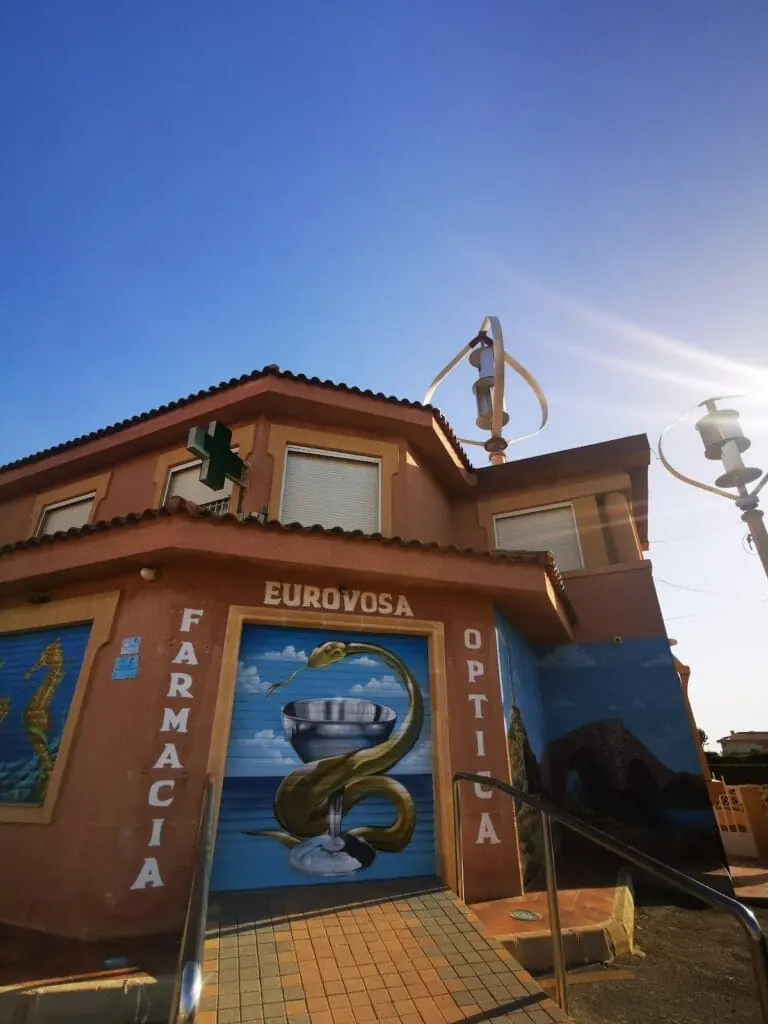 Fachada de Farmacia Óptica Eurovosa con mural marino en el Polígono Y
