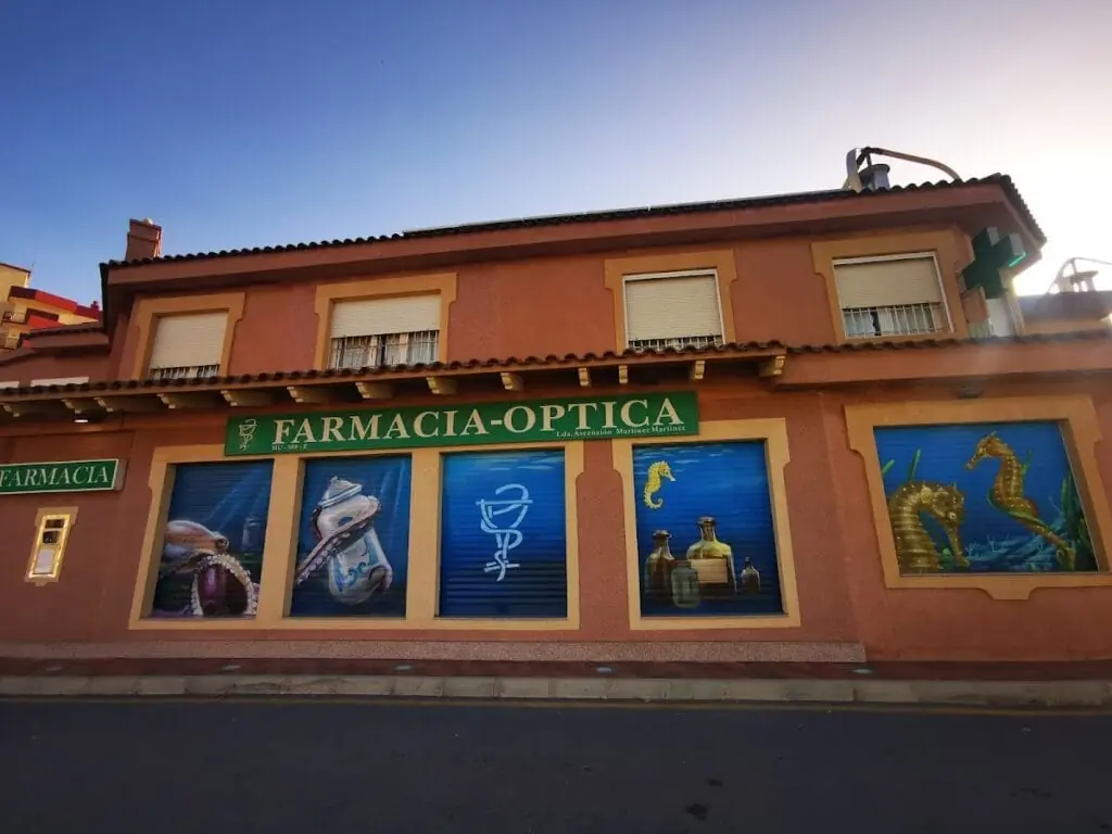 Vista general de la fachada decorada de Farmacia Óptica Eurovosa