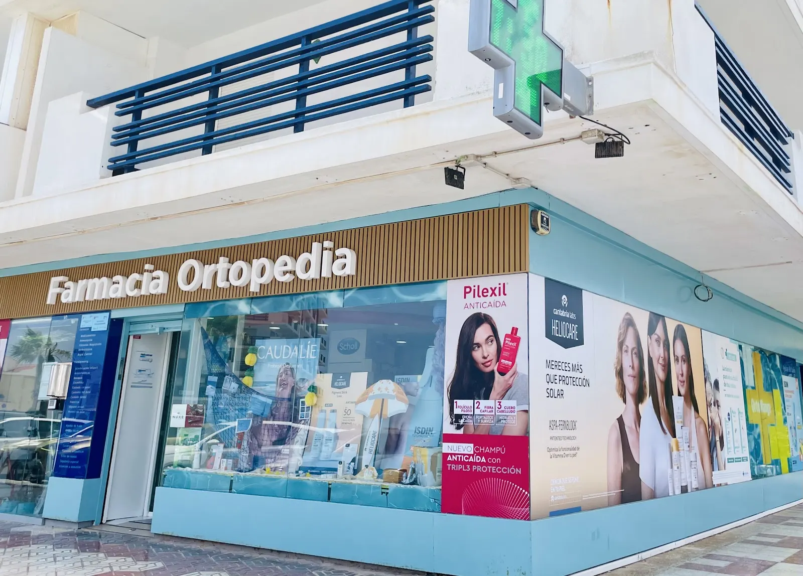 Sección de material ortopédico en Farmacia-Ortopedia Manga Beach