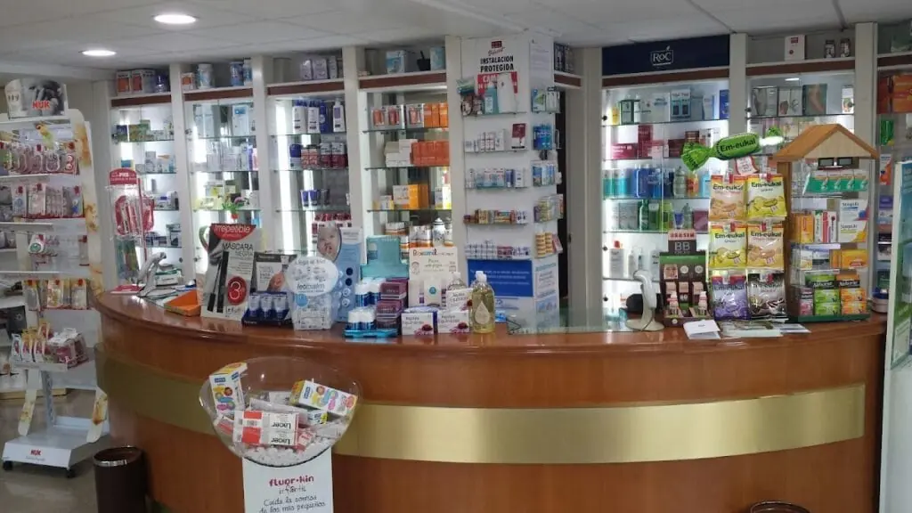 Mostrador interior de Farmacia Plaza Bohemia