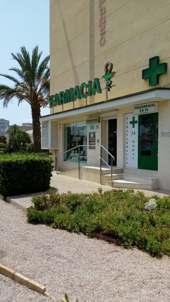 Entrada de Farmacia Plaza Bohemia junto a un jardín
