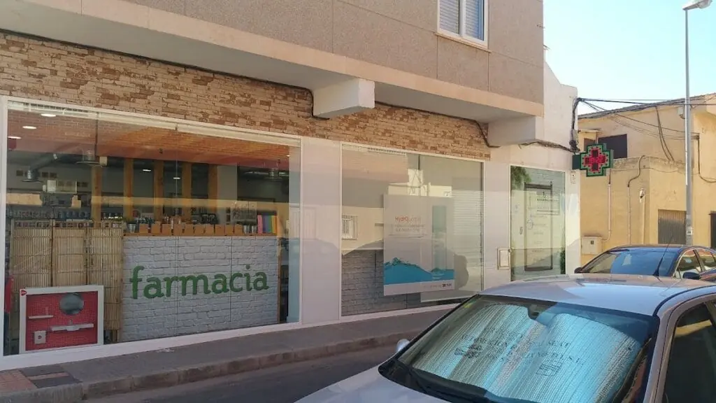 Fachada de Farmacia Rocío Roca en Los Belones