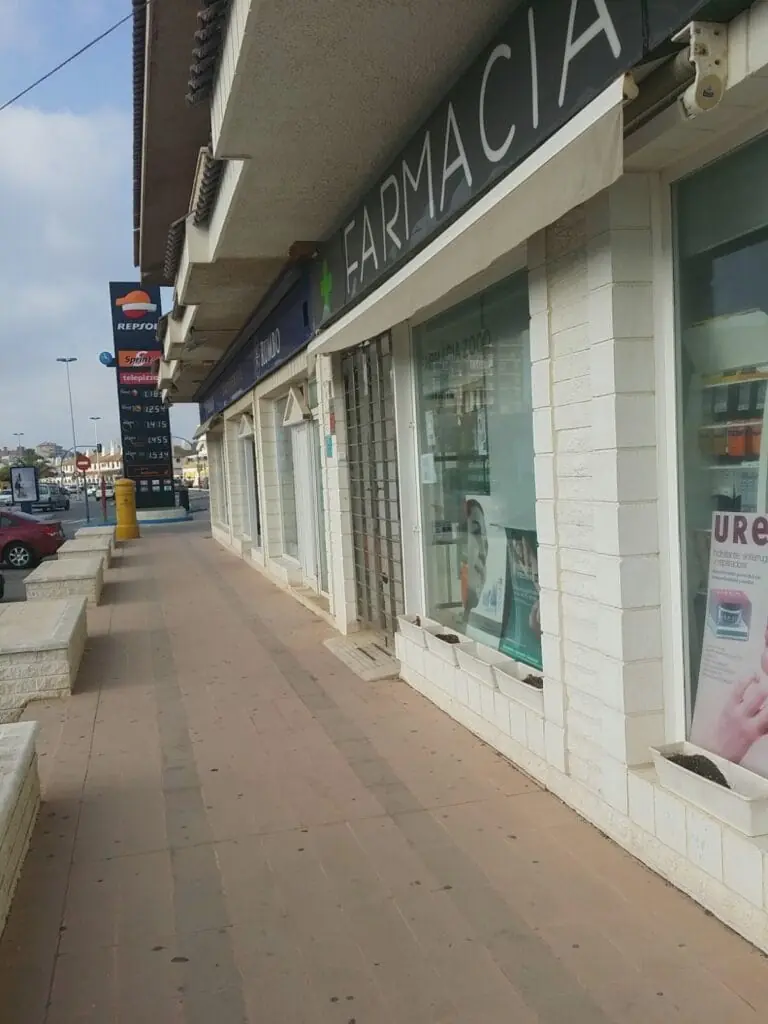 Fachada de Farmacia Zoco La Manga, junto a la gasolinera Repsol del km 4