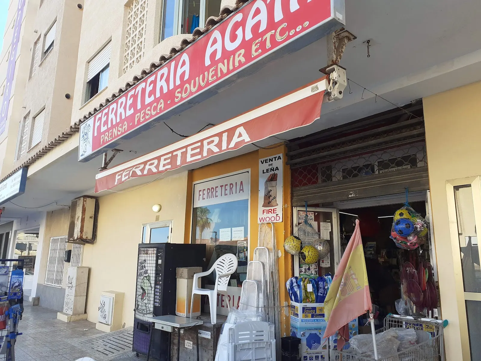 Mostrador de atención personalizada en Ferretería Agata