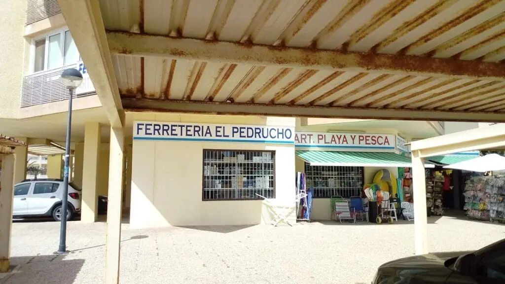 Fachada de Ferretería El Pedrucho bajo la Torre del Pedrucho, La Manga