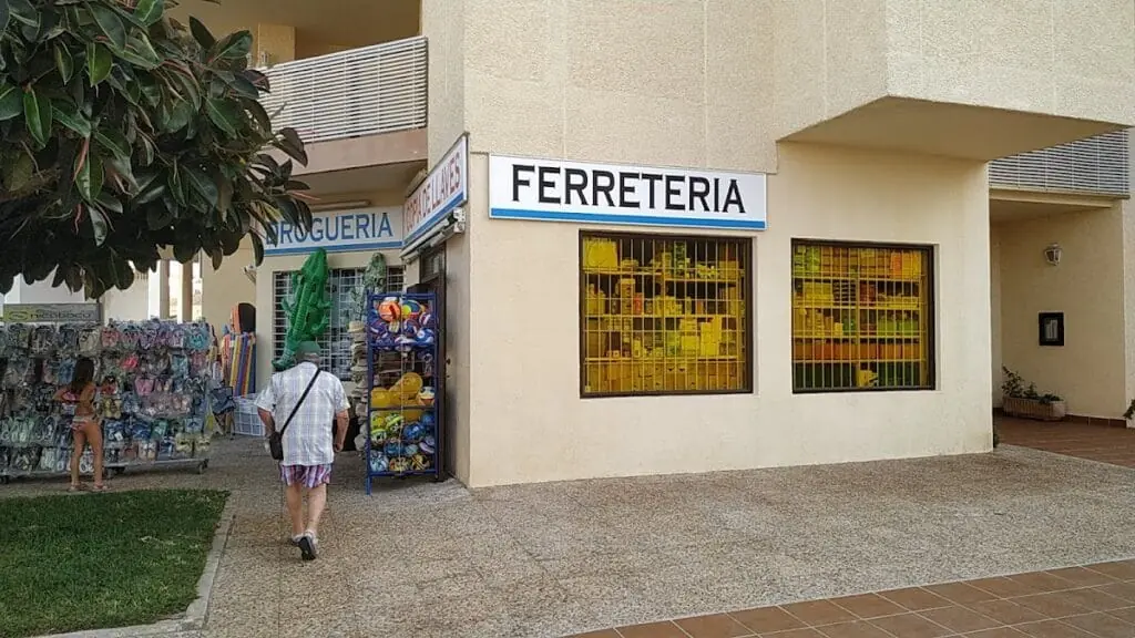 Interior de Ferretería El Pedrucho con herramienta y menaje
