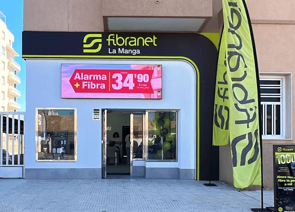 Fachada de la tienda Fibranet La Manga, con el cartel de oferta de alarma y fibra