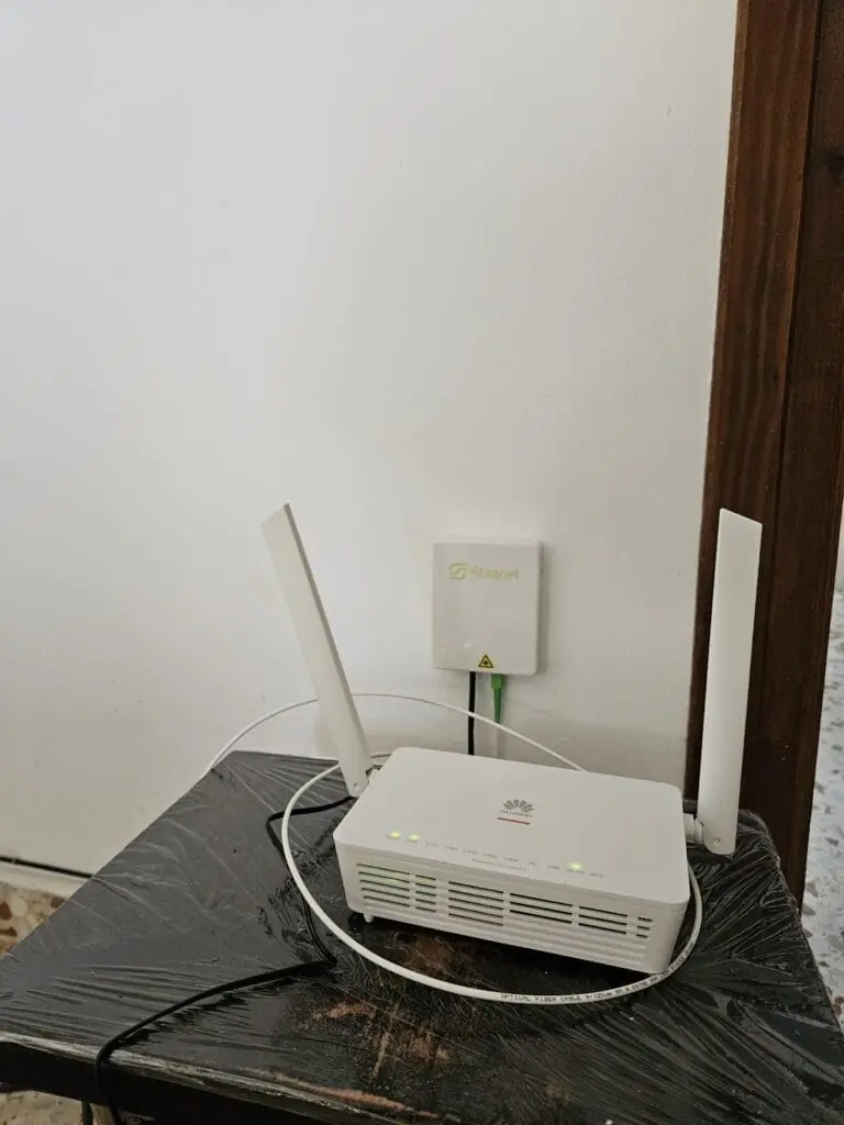 Router de fibra óptica Fibranet instalado en una vivienda de La Manga