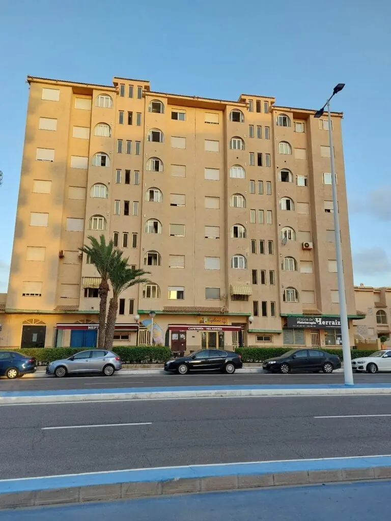 Edificio de Clínica Herraiz Fisioterapeuta en el km 7,5 de La Manga, con el cartel de la clínica